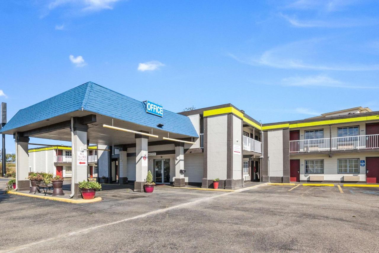 Econo Lodge Inn & Suites Terre Haute Exterior photo